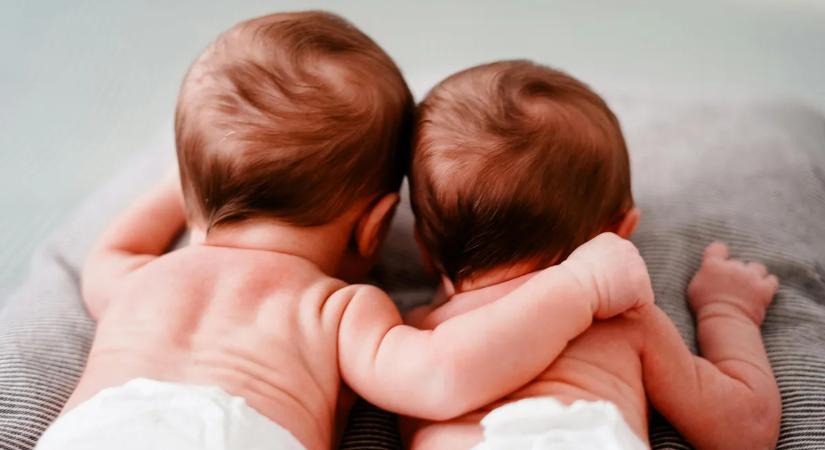 Az SMA 1-es típusának jelei - a híres énekesnő elárulta ikerlányai megrázó diagnózisát