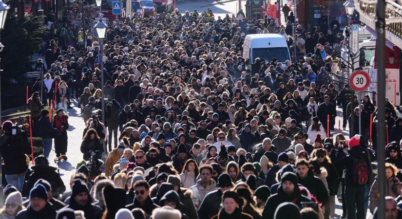 Több százan vonultak csendben a Crans-Montana-i tűzvész áldozatainak tiszteletére