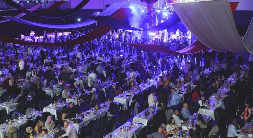 Közel ezren búcsúztak az óévtől a Pick Arénában, fontos változások a KRESZ-ben