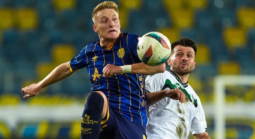 Alig rúgták ki, máris aláírt új klubjához a magyar válogatott focista