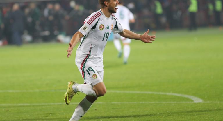 Ezt már lehetetlen tagadni: Varga Barnabás új csapata sáljával pózolt a reptéren