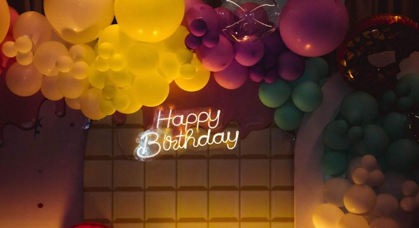 A nő kidobta a barátja haverját a saját születésnapi bulijáról