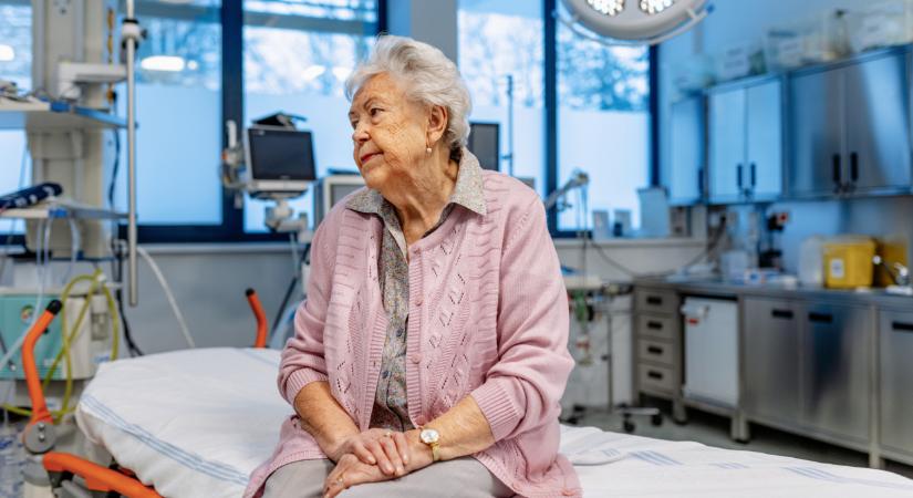 Betegek tízezrei várnak térd- és csípőprotézis, vagy szürkehályog műtétre: ennyivel nőtt tavaly óta a NEAK várólista hossza