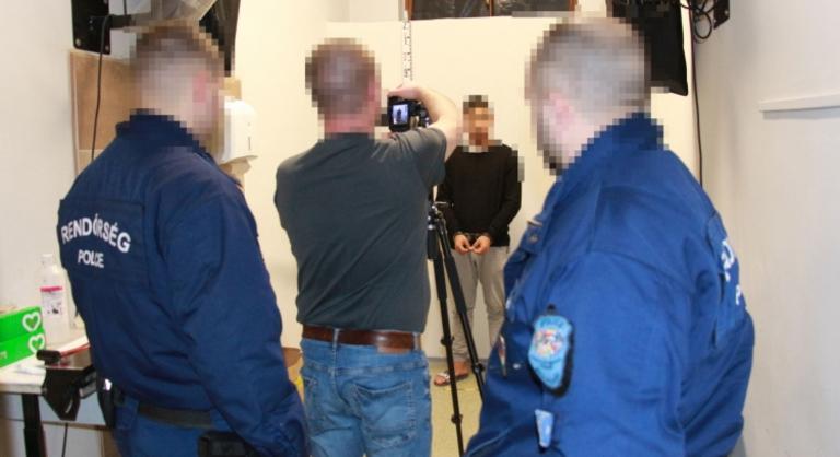 Rendkívüli falugyűlést tartanak a településen, miután egy fiatal bedrogozva megölte a rokonát