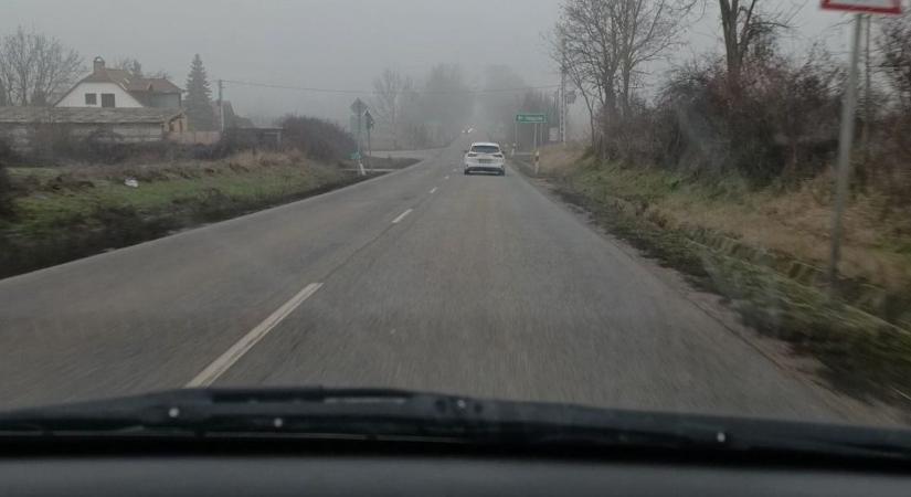 Videón az őrült mutatvány: hátsó világítás nélkül szlalomozott a ködben Tatabánya és Tát között