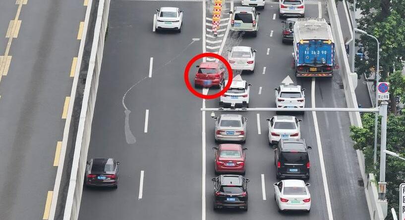 Félelmetes mit tud az autósokat figyelő kínai drón