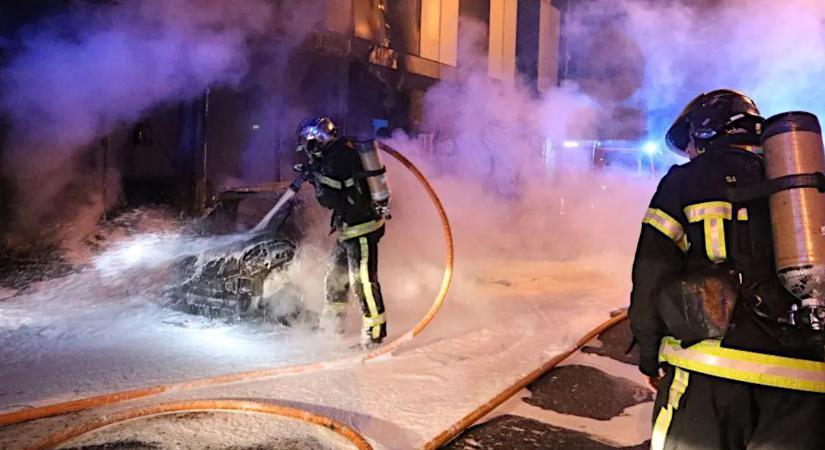 Tűzijáték helyett autókat gyújtogattak szilveszterkor