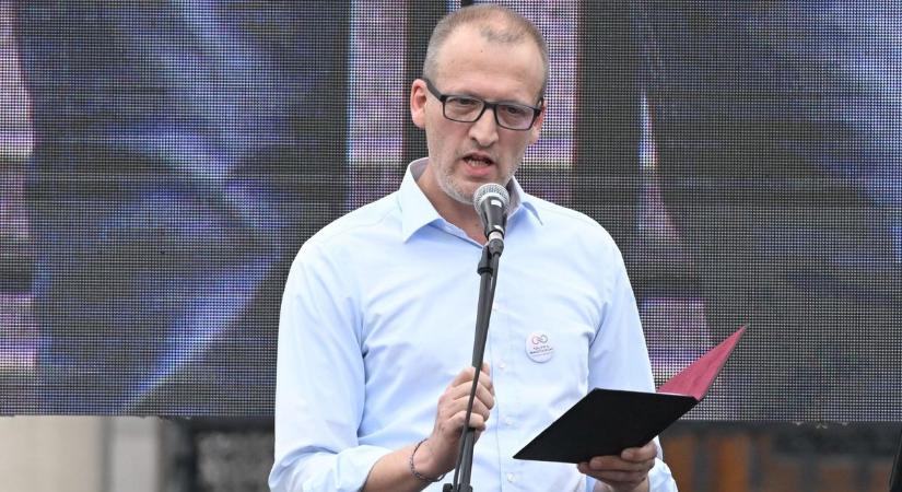 Túlárazó tankönyvkiadót szabadítana a közoktatásra Magyar Péter alelnöke