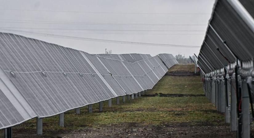 Naperőmű-rengeteg épül a hevesi településnél