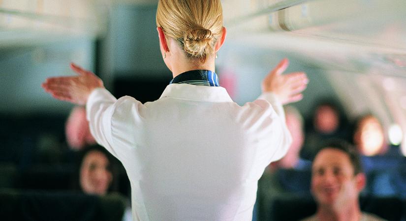 A legtöbb utas nem is sejti: ilyen titkos jelekkel üzennek baj esetén a repülőn