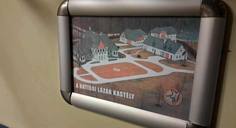 A „batidai Lázár-kastélyra” és a „hatvanpusztai Orbán-birtokra” cserélte a fotókat a vasúti fülkékben a Kétarkú Kutya Párt