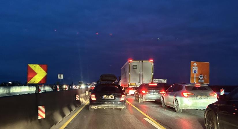 Baleset az M1-esen, nagy a torlódás!