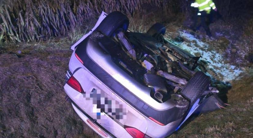 Frontálisan ütközött két személyautó – heten megsérültek, köztük három gyerek