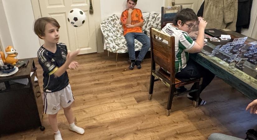 Megszerezte Cristiano Ronaldo mezét a 10 éves Bálint és testvérei