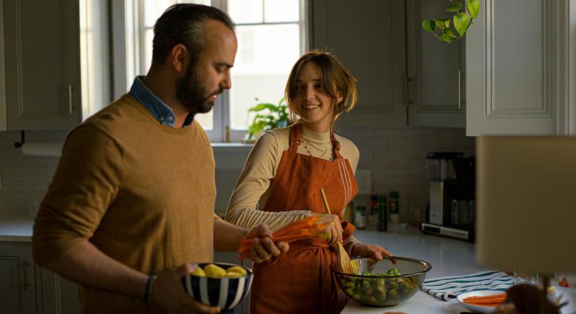 „A férjem egy zacskó chipset csomagolt nekem ebédre” – Fegyverként használt férfi inkompetencia a mindennapokban