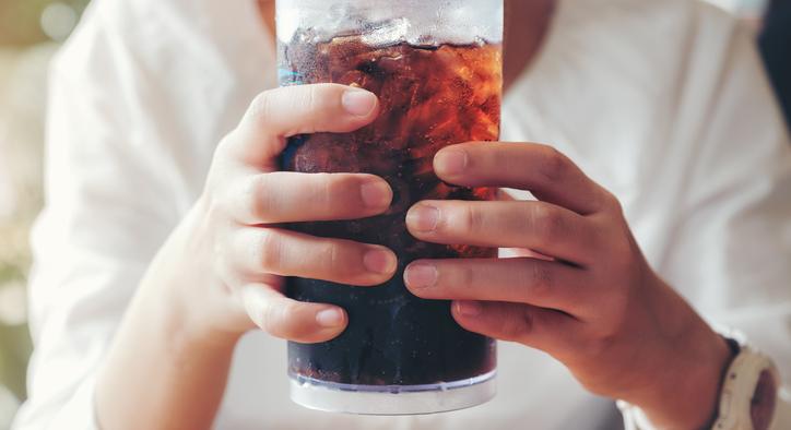 A cukros üdítőnél károsabb ez a szokás