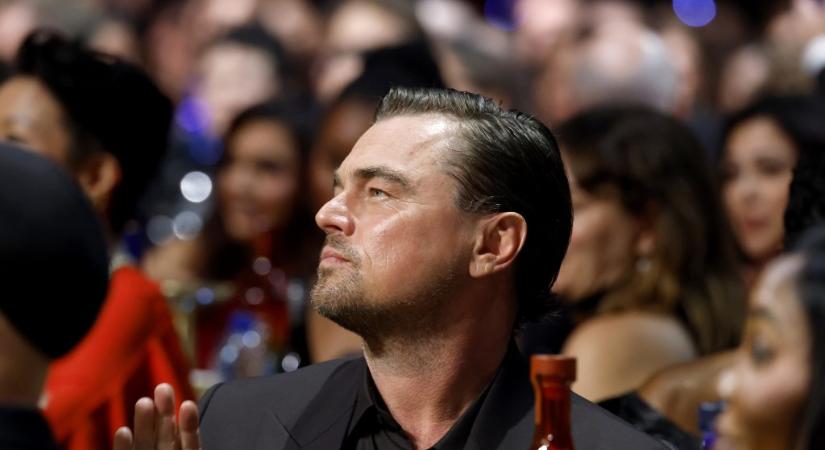 Leonardo DiCaprio élőben hallgathatta végig egy díjátadón, ahogy Jeff Bezosszal való bulizása miatt kritizálták