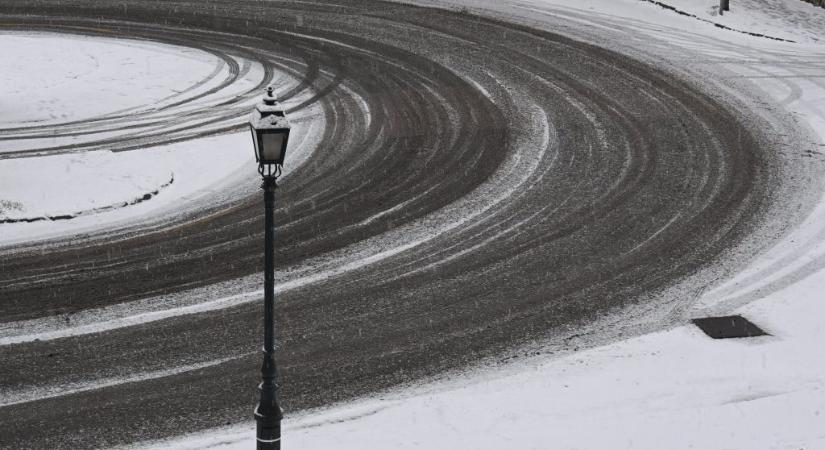 Előre meghatározott sorrendben takarítja az utakat a Magyar Közút, amíg a havazás el nem áll