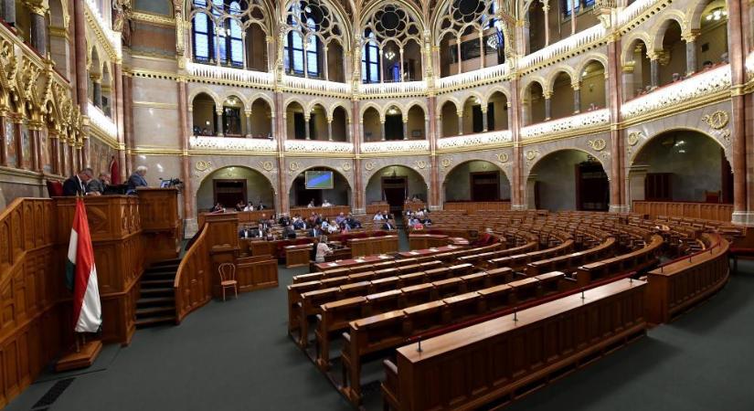 Az országgyűlési képviselők 180 ezer forintos fizetésemelést kaphatnak