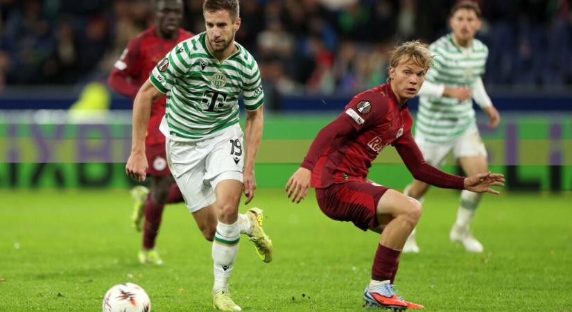 Varga Barnabást már AEK-sállal a nyakában fotózták