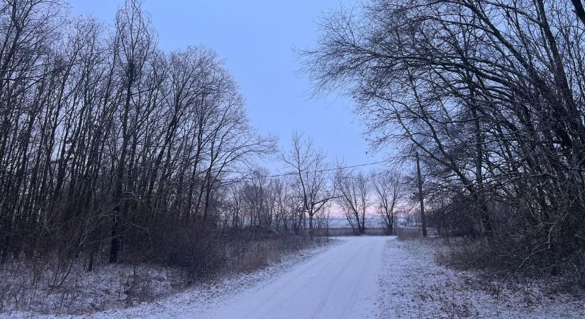 Meteorológusok figyelmeztetnek: ennyi hó eshet a Jászkunságban