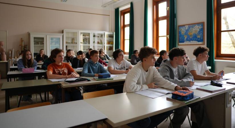 Egy szegedi gimnázium, ahol jó felnőtté válni: mit kínál a diákoknak a Karolina?