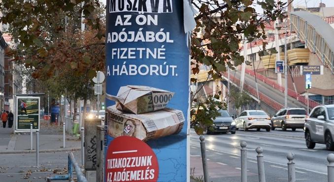 Mosonmagyaróvár közterületeiről is eltüntetik a háborús tematikájú plakátokat