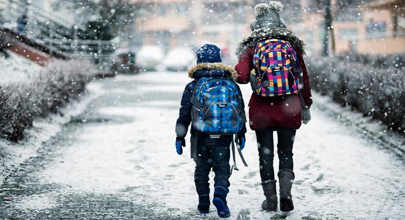 Itt az évek óta nem látott havazás, akár 30 centi hó is eshet