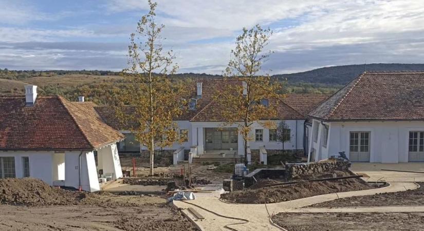 Oszkó Péter megunta, hogy a balatonhenyei építkezését összemossák Tiborczékkal