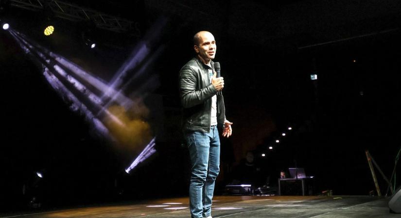 Nevetés, önirónia és nagy kérdések – telt ház előtt lépett fel KAP Zalaegerszegen (galéria)