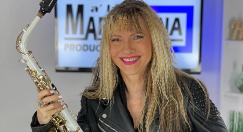 Hatalmasat esett Marcellina: a 72 éves énekesnő lezuhant a színpadról