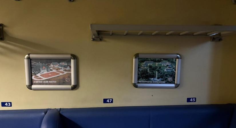 A hatvanpusztai Orbán-birtokra és Lázár János kastélyára cserélte a vasúti fülkék fotóit a Magyar Kétfarkú Kutya Párt