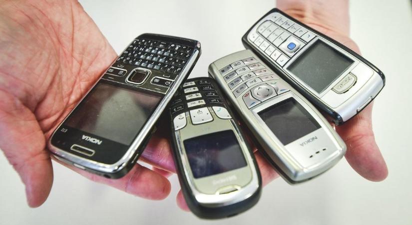 Újra divatba jöttek a gombos telefonok – meglepő, hogy melyik korosztály választja