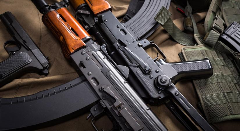 Illegális fegyverek garmadáját kobozták el a szomszédunkban