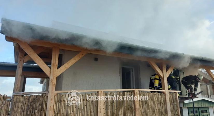 Hétvégi ház tetőszerkezete égett Csörnyeföldén