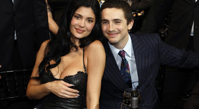 Romantika a köbön: nyilvánosan vallott szerelmet Timothée Chalamet Kylie Jennernek – videó