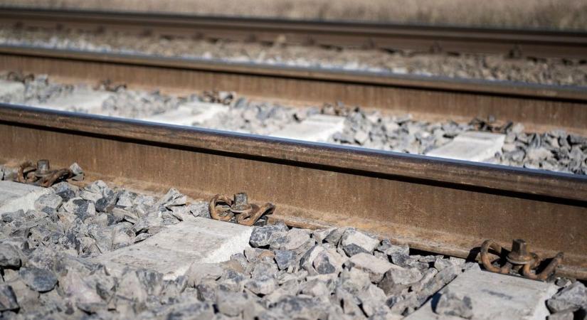 Halálra gázolt a vonat egy férfit a dunántúli szakaszon, ezt lehet tudni a balesetről