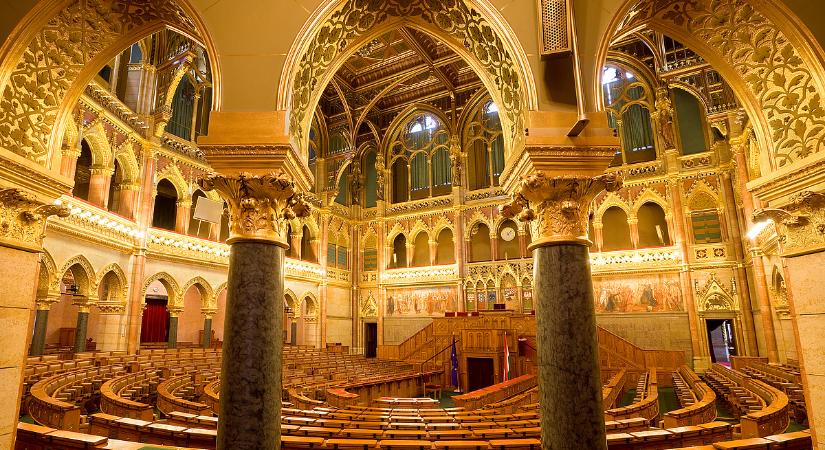 8 millió forintos fizetés? Orbán Viktor bére nő, Magyar Péter a harmadára vágná