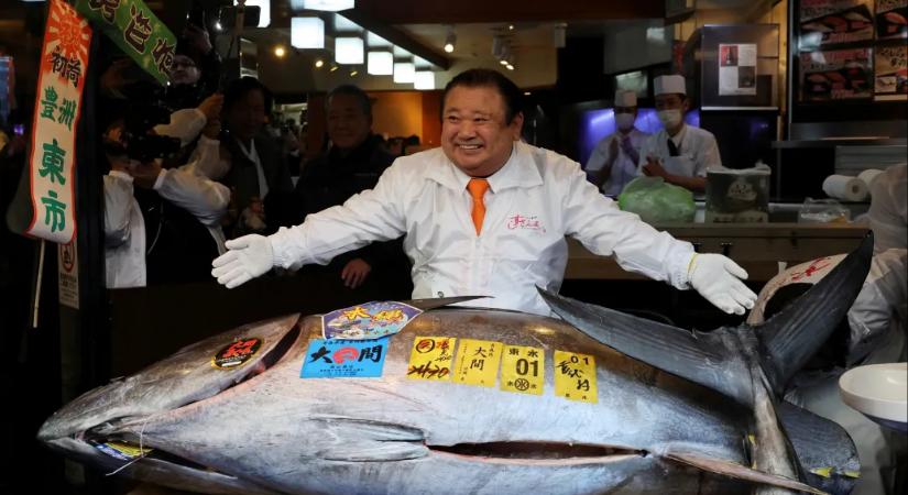 Rekordáron, egymilliárd forintért adtak el egy halat egy japán árverésen