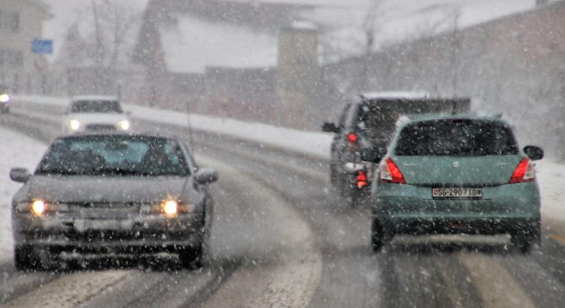 Figyelmeztet a katasztrófavédelem, legyen elég benzin a kocsiban, ne parkoljunk fák alá