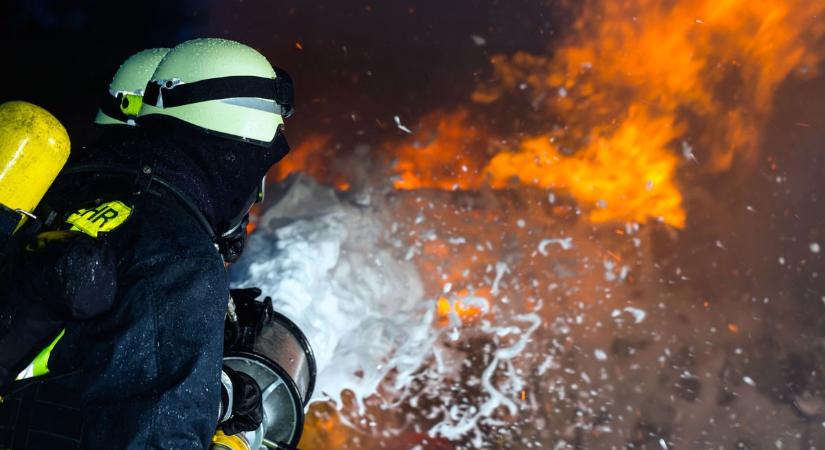Halálos tűzeset történt tegnap este Győrben - egy családi házban csaptak fel a lángok