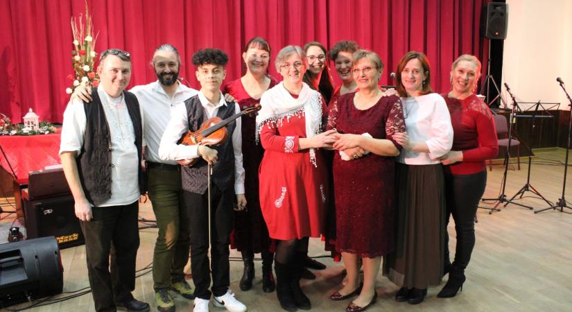 A Hajnalvándor együttes újévi koncertet adott Kürtön