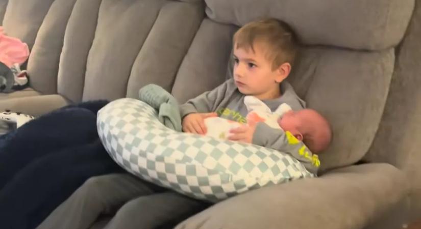 Megkérdezi a meglepett apa a fiát, mit csinál a babával: a válasza pusztító