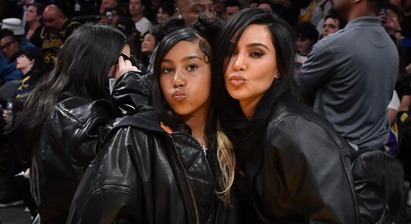 Kim Kardashian 12 éves lánya a 106 karátos gyémántnyakláncával és fekete fogakkal verte ki a biztosítékot a TikTokon