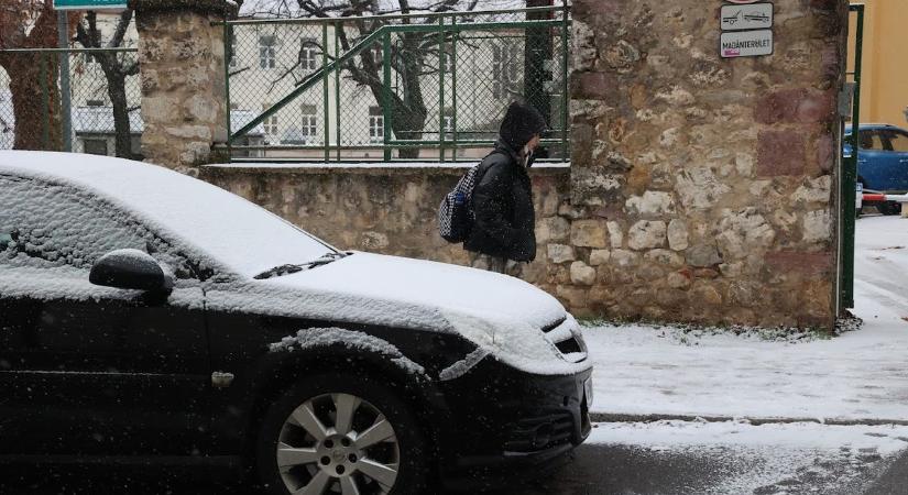 Letarolja Baranyát a tél: akár 30 centi hó is jöhet, jég és hófúvás nehezíti a közlekedést (GALÉRIA)