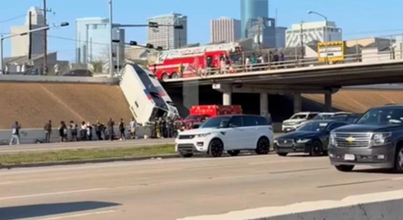 Súlyos baleset: hídról zuhant le egy busz, többen megsérültek