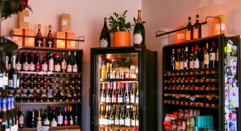 Emelkedett a jövedéki adó, így drágul a cigi, a bor és a sör