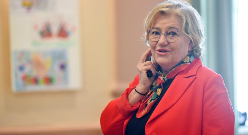 Szili Katalin kapja a Vajdasági Magyar Művelődési Szövetség Aranyplakettjét