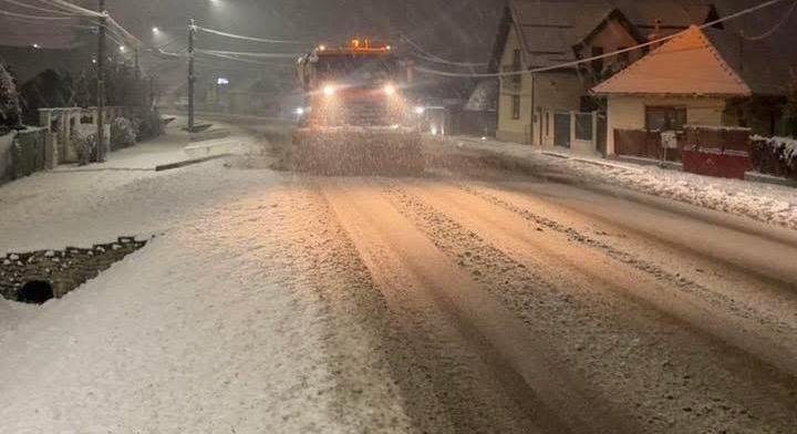 Nem az útkarbantartókat, hanem a sofőröket érte váratlanul a havazás