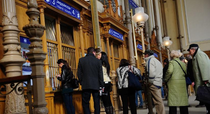 Az állomásokon és az automatáknál is ellassult a jegyváltás